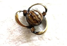 BROCHE TRIPLE ANNEAUX AJOURES/ OXYDES/ METAL BRONZE/1/2 GLOBULE "MURANO"/ 1950