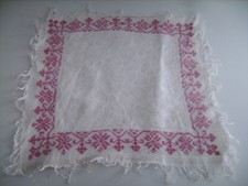 Joli napperon ancien brodé au