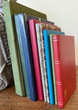 Lot de 9 Albums de timbres vides petit format fond banc et fond noir.