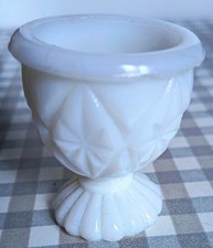 Ancien joli coquetier blanc en