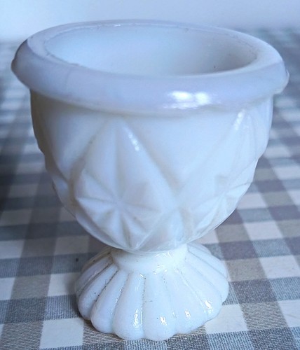 Ancien joli coquetier - blanc, en