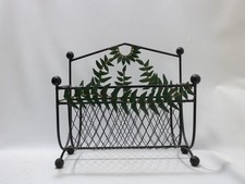 Porte-revues métal noir, feuillage vert chic, support magazines