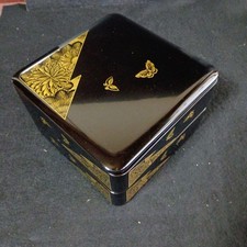 Boîte papillon chrysanthème