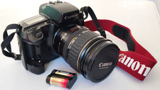 Appareil photo argentique Canon EOS 5 avec objectif 28-135 mm