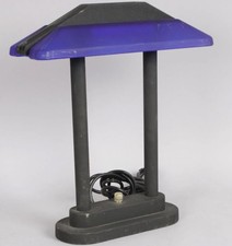 RARE LAMPE DESIGN/ART-DECO,EN MÉTAL ET VERRE BLEU ANNEE 1980.TRES GRAND ARTISTE