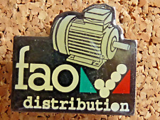 pin's pins badge automobile.  tracteur. FAO distribution moteur électrique