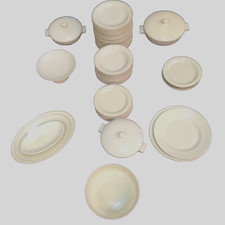 service de table comportant 56 pièces ,en faience vernis années 40 . XX siècle .