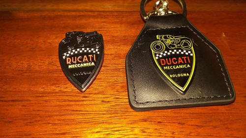 Pin moto ducati - pin's, belle