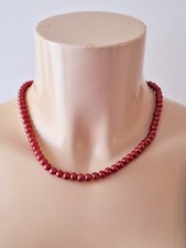 COLLIER EN PERLES NACREE COULEUR ROUGE LONGUEUR 22 CM