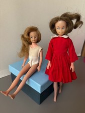 2 Cricket, 1 brune, 1  blonde