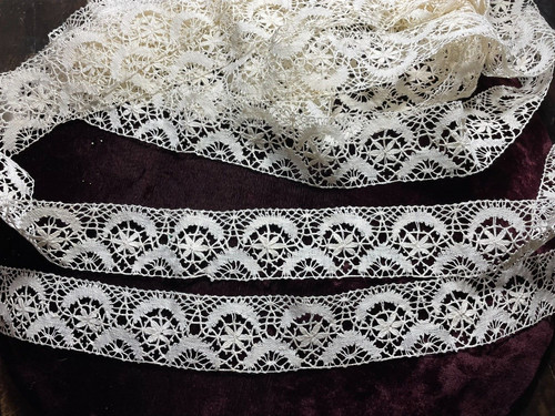 Dentelle ancienne aux fuseaux