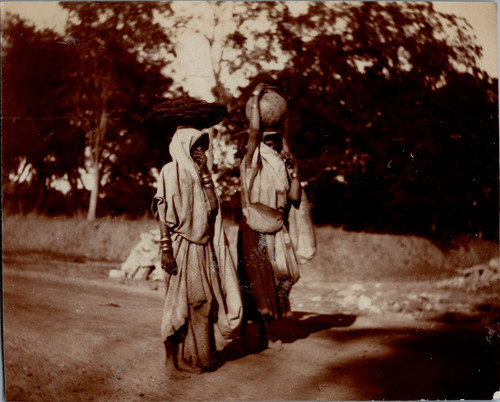 Inde femmes portant - portant, un