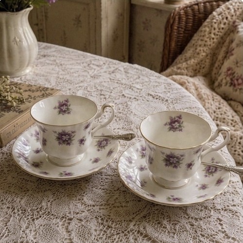 Duo ravissantes tasses et - tasses,