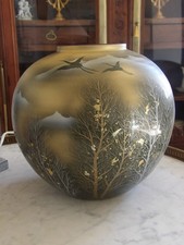 GROS VASE SPHERE KUTANI JAPON ANCIEN OR ET ARGENT GRUE SUR FOND VERT TTB