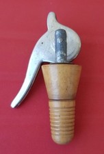 ANCIEN BOUCHON DE BOUTEILLE EN BOIS A CREMAILLERE