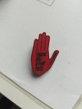 Broche Badge Touche Pas À Mon Pote SOS Racisme Coluche Renaud Les Enfoirés Rouge