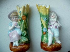 COUPLE FIGURINES ENFANTS AVEC VASES PORCELAINE BISCUIT début XXème