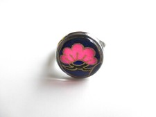 Bague ronde, au motif de fleur