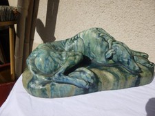 RARE CHIEN LEVRIER COUCHE EN