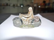 FIGURINE EN COMPOSITION MILITAIRE MOTARD CASQUE BLANC ET SACOCHES