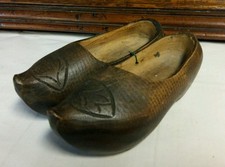 Ancien sabots enfant décor sculpté de feuilles art populaire Auvergne L 18cm 