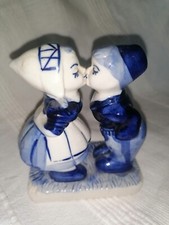 Petit couple s'embrassant en faïence style  Delft Signé HAND. P. Blue 98. 10221
