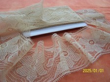 Dentelle ancienne brodée