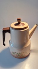 Une cafetière en émail plutôt frappante. Base en émail crème à décor floral 1950