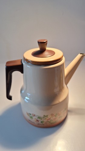 Une cafetière émail - cafetière, en