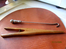 ART POPULAIRE- PINCE A GANTS EN BOIS + UN TIRE- LACETS /COLLECTION