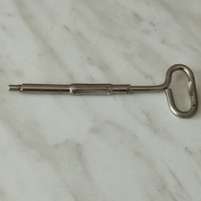 ANCIEN  DECAPSULEUR  OUVRE BOITE CLEF A SARDINES EN FER COLLECTOR +HISTOIRE