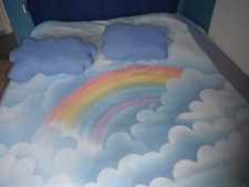 DESSUS DE LIT ENFANT ARC EN CIEL  160 X 240 CM + 2  COUSSINS EN  FORME  DE NUAGE