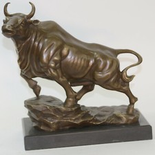 Majestic bronze statue - majestic, vache