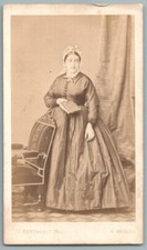 CDV 1870 Femme tenant un livre cartonnage romantique Photo Berthault à Angers 49