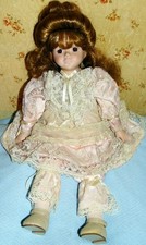 POUPÉE EN PORCELAINE MUNDIA 50 cm Yeux marron chignon ROBE ROSE 1987  France TBE