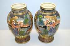 -2 VASES SATSUMA ANCIENS FORME OVOÏDE FAÏENCE EMAUX POLYCHROMES décor en RELIEF