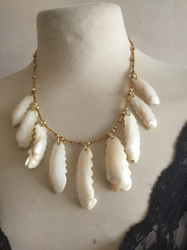 Collier ancien perles pétale