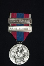 MEDAILLE DEFENSE NATIONALE-AGRAFES MISSIONS EXTERIEURES-ARME BLINDEE-CL. ARGENT