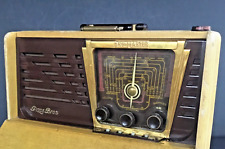 Poste radio TSF PIZON BROS, modèle Skymaster, 1953, bois gainé et cadran marron.