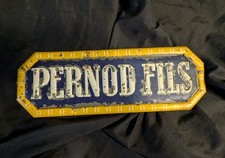 Plaque PERNOD FILS, Tôle Emboutie Peinte,  34.5 x 12 cm Original, État Correct