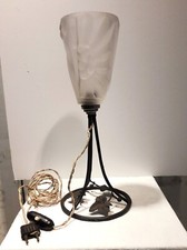 Lampe art déco .tulipe verre épais dépoli motif floral, pied fert forgé 