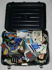 ENORME LOT 2,5 KILOS DE PATCHS / INSIGNES / DIVERS + VALISE MARINE 