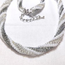 Collier spirale gris argenté