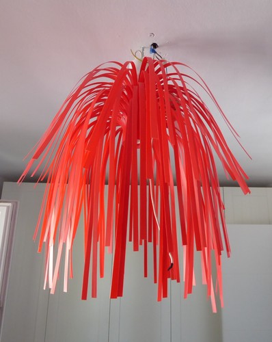 Lampe plafond rouge plastique