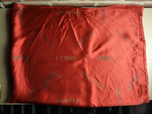 Ancienne etoffe rouge satinee - ancienne,