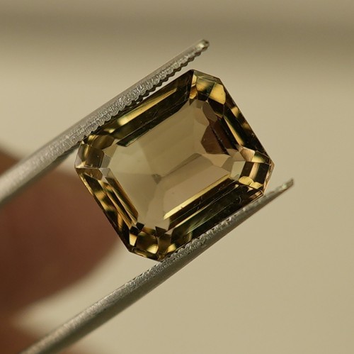 Cristal octogonal facetté