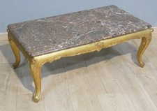 Table basse en bois doré et