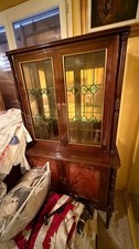 meuble vitrine avec vitraux