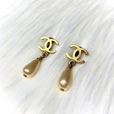 Boucle d'oreille CHANEL CC