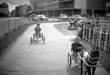 Enfants cheval à pédales & quadricycles - ancien négatif photo an. 1950 60